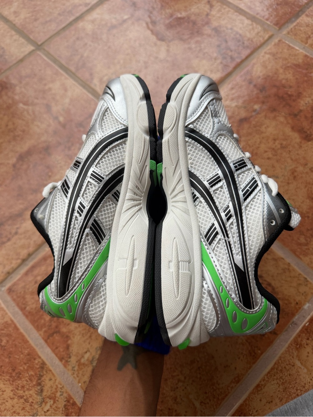 Size 4.5 Men’s And Women’s 6 - Asics Gel Kayano 14 White, Black & Green Athletic - Picture 4 of 7